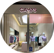 Uma fachada de loja Camys mostrando um manequim vestindo roupas a venda